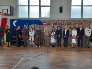 Obchody 83. rocznicy AK w szkole w Starych Załubicach, zdjęcie 2 z 10