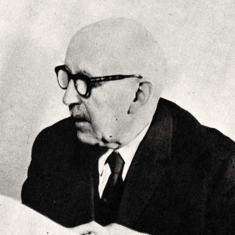 Profesor Eugeniusz Rybka w okrągłych okularach, w ciemnej marynarce, fotografia