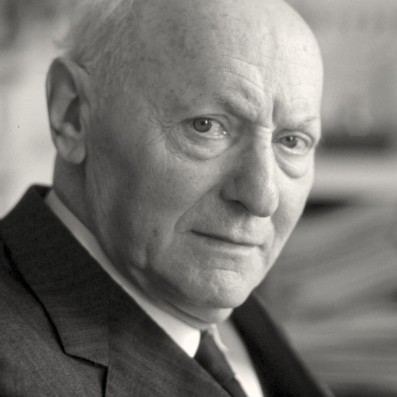 Isaac Bashevis Singer w podeszłym wieku, w ciemnej marynarce, fotografia portretowa